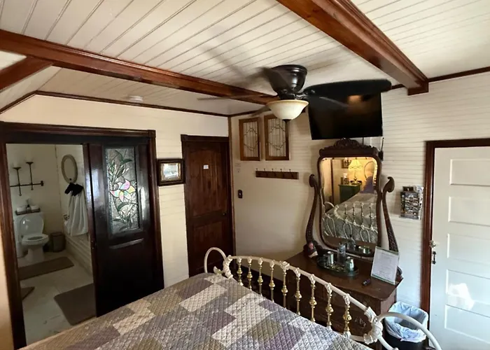 Downtown B&B With Jacuzzi